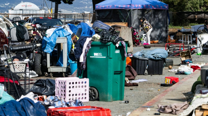 Un campamento de personas sin hogar en Oakland, California, el 25 de marzo de 2024. (John Fredricks/The Epoch Times)