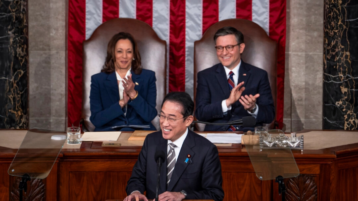 El primer ministro japonés Fumio Kishida (C) pronuncia un discurso en el Congreso mientras la vicepresidenta Kamala Harris y el presidente de la Cámara de Representantes Mike Johnson (R-La.) escuchan en Washington el 11 de abril de 2024. (Madalina Vasiliu/The Epoch Times)