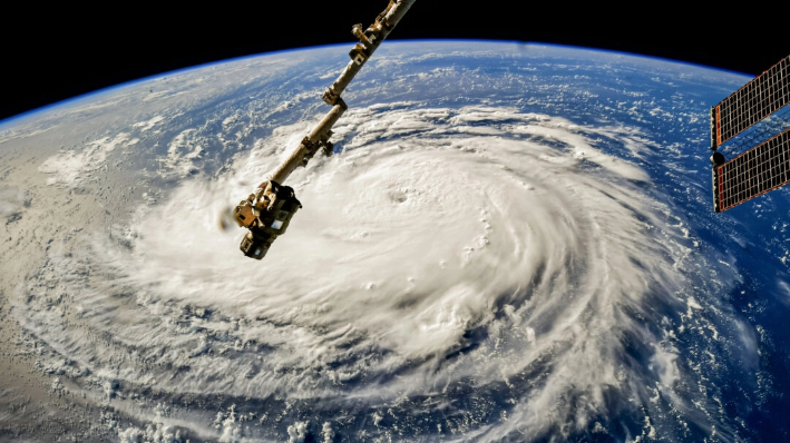 El huracán Florence gana fuerza en el Océano Atlántico a medida que avanza hacia el oeste, visto desde la Estación Espacial Internacional el 10 de septiembre de 2018. (NASA vía Getty Images)
