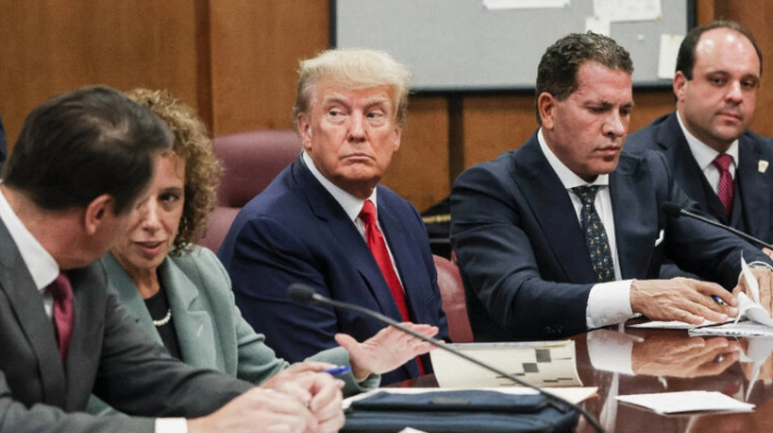 El expresidente Donald Trump sentado en la sala con sus abogados (I-D) Todd Blanche, Susan Necheles, Joe Tacopina y Boris Epshteyn durante su comparecencia en el Tribunal Penal de Manhattan el 4 de abril de 2023, en Nueva York. (Andrew Kelly-Pool/Getty Images)