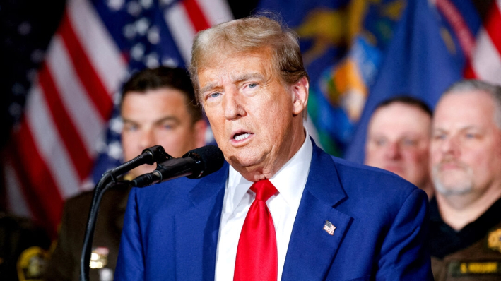 El candidato presidencial republicano y expresidente de Estados Unidos Donald Trump habla durante un mitin de campaña en Grand Rapids, Michigan, Estados Unidos, el 2 de abril de 2024. (Rebecca Cook/Reuters)