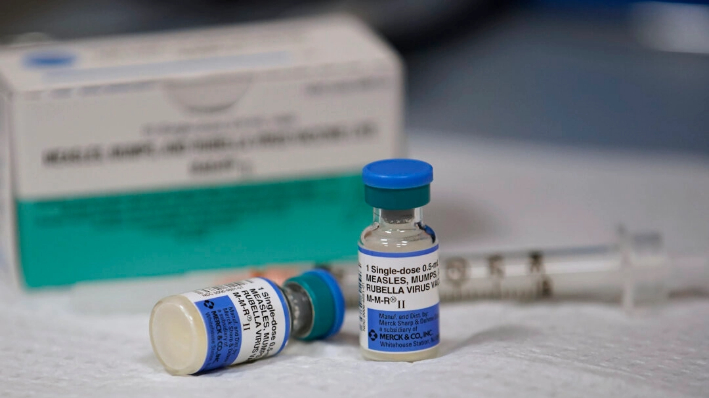 Un paquete de 10 y frascos de una dosis de la vacuna contra el virus del sarampión, las paperas y la rubéola se sitúan en un mostrador del Departamento de Salud del Condado de Salt Lake, en Utah, el 26 de abril de 2019. (George Frey/Getty Images)