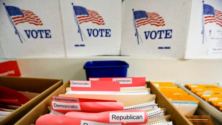 Las boletas para las elecciones primarias se ordenan por afiliación partidista en las oficinas del Comité Electoral del Condado de Lancaster en Lincoln, Nebraska, en abril de 2020. (Nati Harnik/Foto AP)