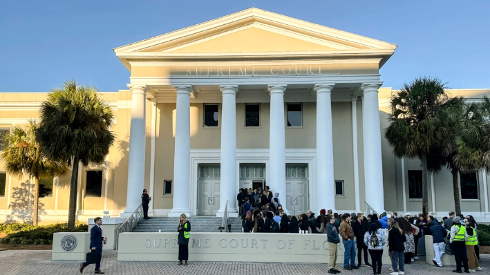 La gente se reúne fuera de la Corte Suprema de Florida, donde los jueces escucharon los argumentos sobre una propuesta de ley de aborto, en Tallahassee, Florida, el 7 de febrero de 2024. (Brendan Farrington/AP)