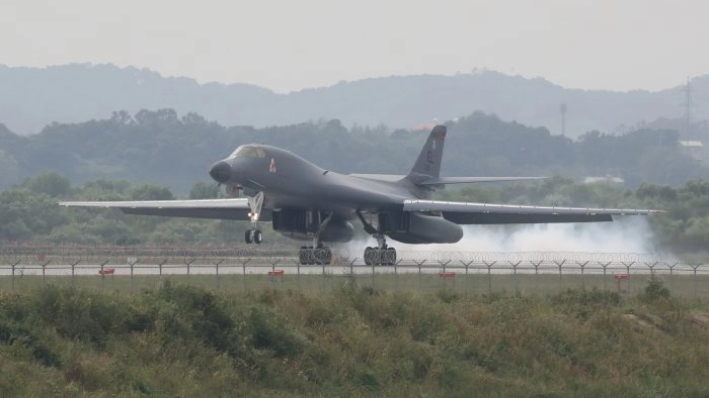 Un bombardero B-1B de la Fuerza Aérea de Estados Unidos procedente de la base aérea de Andersen, en Guam, aterriza en la base aérea de Osan, en Pyeongtaek, Corea del Sur, el 21 de septiembre de 2016. (Seo Myung-gon/Yonhap vía AP)