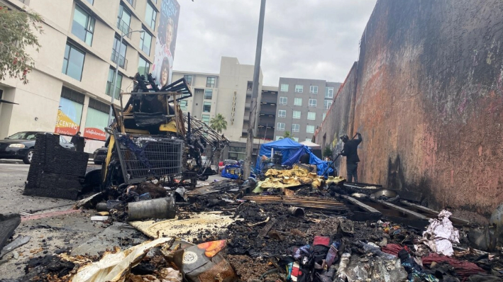 Un campamento de personas sin hogar arrasado por el fuego en El Centro Avenue antes de su limpieza en el barrio de Hollywood de Los Ángeles. (Cortesía de Keith Johnson)