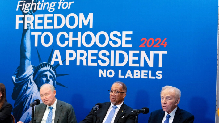 El líder de No Labels, Dan Webb (I), el copresidente nacional Benjamin F. Chavis (C), y el presidente fundador, el ex senador por Connecticut Joe Lieberman, hablan sobre las elecciones de 2024 en el National Press Club de Washington el 18 de enero de 2024. (José Luis Magana/Foto AP)