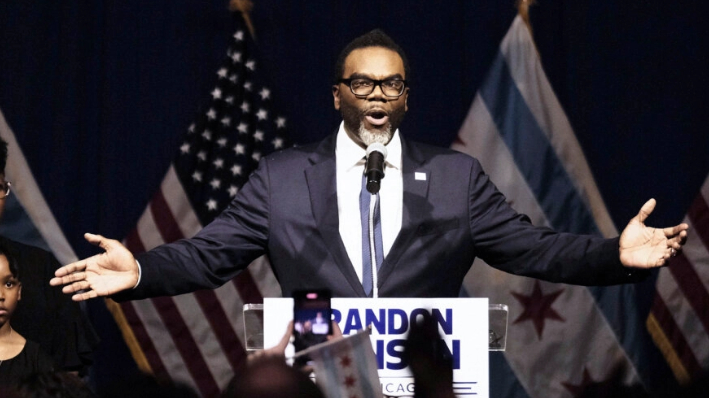 Brandon Johnson habla tras ser proyectado ganador como alcalde en Chicago el 4 de abril de 2023. (Alex Wroblewski/Getty Images)