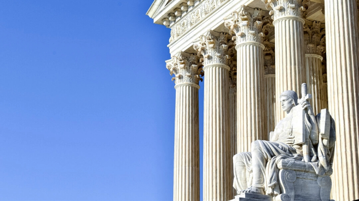 Una escultura llamada 'Autoridad de la Ley' frente al edificio del Tribunal Supremo de EE.UU. en esta fotografía sin fecha. (Perry Spring/iStock/Getty Images Plus)