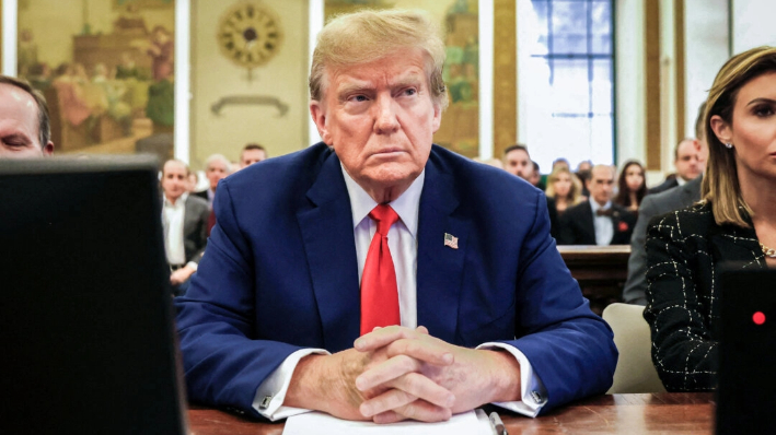 El expresidente Donald Trump se sienta en el Tribunal Supremo del Estado de Nueva York durante el juicio por fraude civil contra la Organización Trump, en la ciudad de Nueva York el 11 de enero de 2024. (Peter Foley/AFP vía Getty Images)