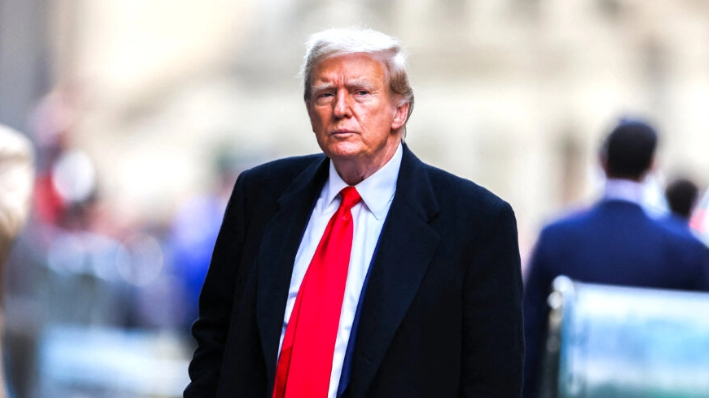 El expresidente Donald Trump llega al número 40 de Wall Street tras su vista judicial para determinar la fecha de su juicio por "pagos por silencio", en Nueva York, el 25 de marzo de 2024. (Charly Triballeau/AFP vía Getty Images)