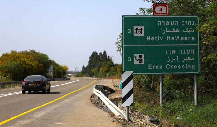Un automóvil pasa junto a un letrero del cruce de Erez, después de que el gabinete israelí aprobara la reapertura del cruce hacia el norte de Gaza, cerca de Yad Mordechai, Israel, el 5 de abril de 2024. (Hannah McKay/Reuters)
