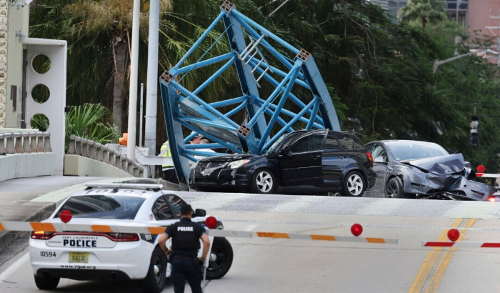 Un trabajador de la construcción murió y dos personas fueron trasladadas al hospital después de que una parte de una grúa cayera sobre el puente de la Tercera Avenida Sureste sobre el río New en el centro de Fort Lauderdale, Florida, el jueves 4 de abril de 2024 por la tarde. (Carline Jean/ Sun-Sentinel del sur de Florida vía AP)