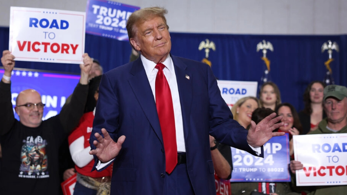 El expresidente Donald Trump llega a un mitin en Green Bay, Wisconsin, el 2 de abril de 2024. (Scott Olson/Getty Images)