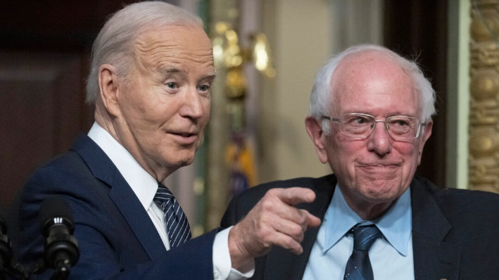 (I-D) El presidente Joe Biden gesticula mientras el senador Bernie Sanders (I-Vt.) mira durante un evento sobre la reducción de los costes sanitarios en la Sala del Tratado Indio de la Casa Blanca en Washington, D.C., el 3 de abril de 2024. (Jim Watson/AFP)