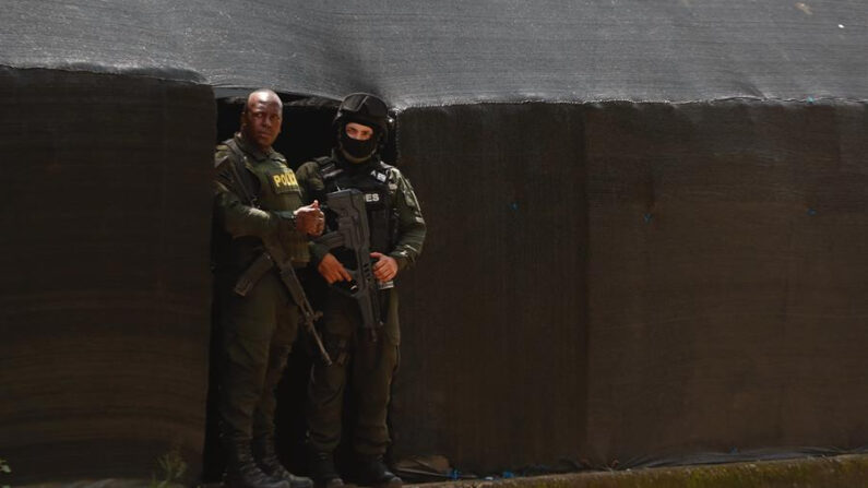 Un policía presta seguridad el 12 de abril de 2024 en la estación de policía que fue atacada con explosivos y ráfagas de fusil en la madrugada, en el corregimiento de Robles del municipio de Jamundí (Colombia). EFE/Ernesto Guzmán