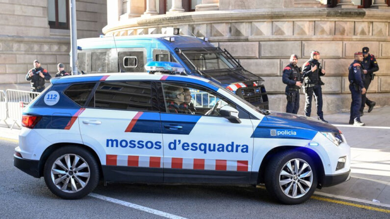 Un coche de los Mossos d'Esquadra en una fotografía de archivo. (Josep Lago/AFP vía Getty Images)
