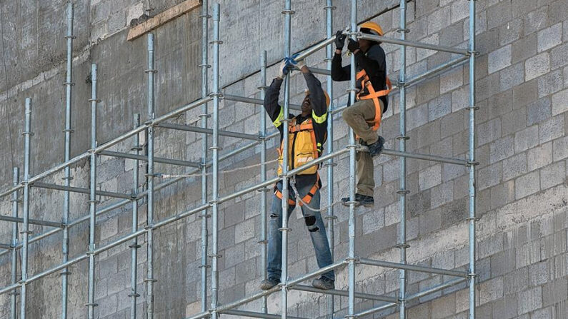 Fotografía de archivo donde se observa a obreros trabajando en una construcción el 2 de marzo de 2024, en Ciudad Juárez (México). Imagen de archivo. EFE/Luis Torres