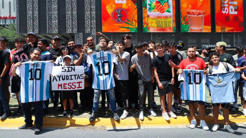 Aficionados esperan con camisetas la llegada del jugador del Inter Miami Lionel Messi al hotel de concentración, previo al partido de cuartos de final de la Liga de Campeones de la Concacaf contra Monterrey, el 9 de abril de 2024 en Monterrey (México). EFE/ Rodrigo Mendoza