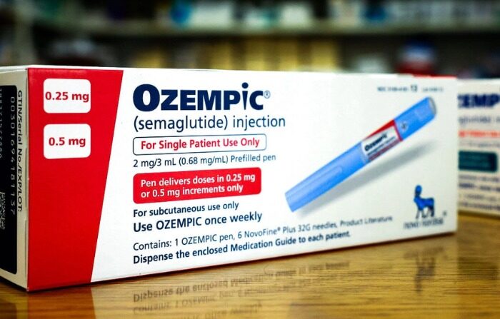 Cajas del medicamento para la diabetes Ozempic descansan en el mostrador de una farmacia en Los Ángeles, California, el 17 de abril de 2023. (Mario Tama/Getty Images)