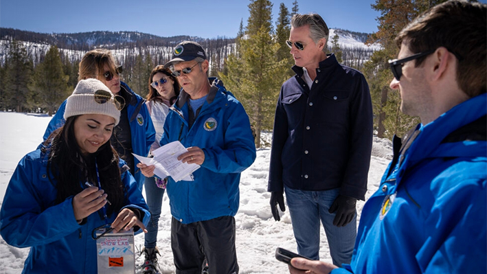 El gobernador Gavin Newsom con responsables del agua en Phillips Station, en Sierra Nevada, el 2 de abril de 2024. (Oficina del Gobernador)