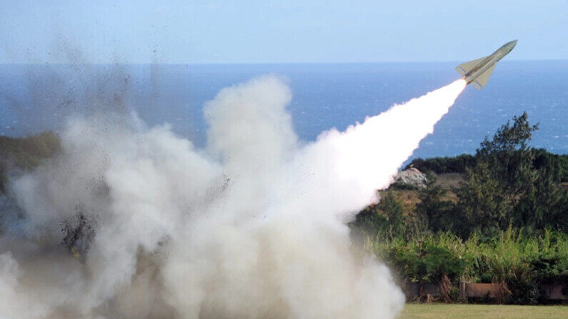 Un misil Hawk de fabricación estadounidense se lanza desde la base de misiles de Chiupeng en el sur del condado de Pingtung durante un simulacro de fuego real, el 18 de enero de 2011. (Sam Yeh/AFP vía Getty Images)
