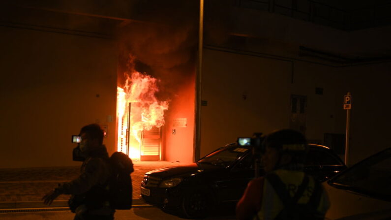 Una entrada a un bloque de viviendas vacías se ve en llamas en Hong Kong el 26 de enero de 2020. (Philip Fong/AFP vía Getty Images)