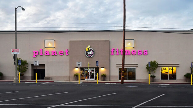 Decenas de centros de Planet Fitness reciben amenazas de bomba por política transgénero de vestidores