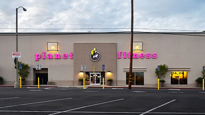 Un estacionamiento vacío frente a un gimnasio y club de fitness Planet Fitness en Alhambra, California, el 12 de mayo de 2020. (FREDERIC J. BROWN/AFP vía Getty Images)
