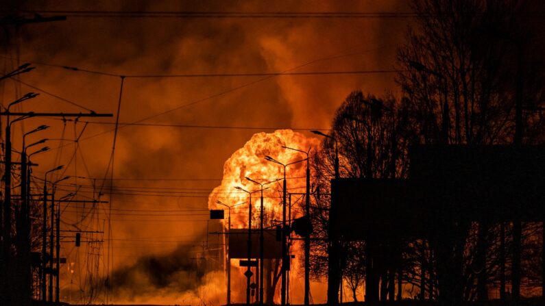 Una estación de gasolina arde después de los ataques rusos en la ciudad de Kharkiv el 30 de marzo de 2022.  (Fadel Senna/AFP via Getty Images)





