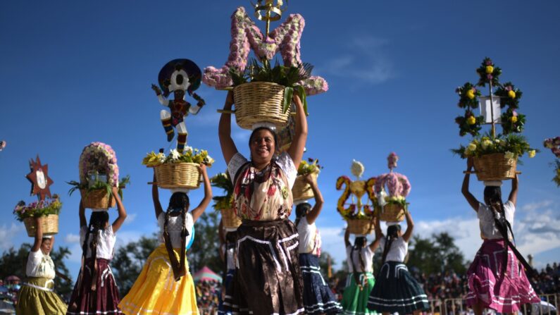 Bailarines regionales se presentan en el Festival de la Guelaguetza en Cuilapam de Guerrero, estado de Oaxaca, México, el 25 de julio de 2022. (Pedro Pardo/AFP via Getty Images)