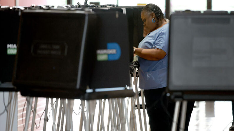 Un votante rellena su boleta en el colegio electoral del Centro Gubernamental Stephen P. Clark el 26 de octubre de 2022 en Miami, Florida. (Joe Raedle/Getty Images)
