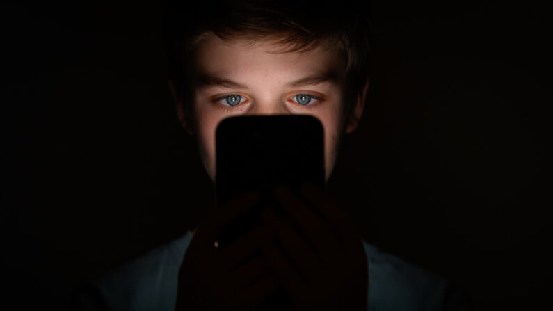 Fotografía de archivo adolescente en celular.(Leon Neal/Getty Images)