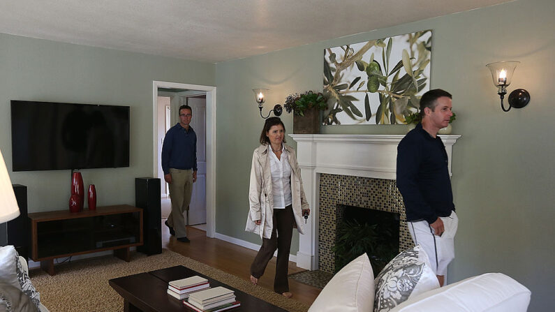 Agentes de bienes raíces recorren una casa en venta durante una jornada de puertas abiertas el 21 de febrero de 2013 en San Anselmo, California. (Justin Sullivan/Getty Images)