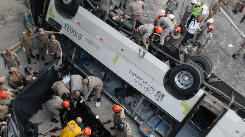Los bomberos trabajan en un accidente de autobús en Río de Janeiro, Brasil, el 2 de abril de 2013. (Luiz Carlos/AFP vía Getty Images)