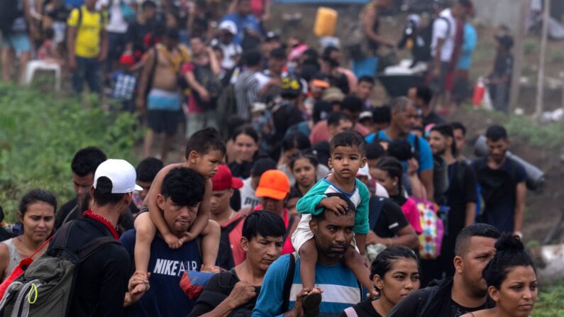 Los migrantes llegan al pueblo de Bajo Chiquito, el primer control fronterizo de la provincia de Darién en Panamá, el 22 de septiembre de 2023.( Luis Acosta/AFP) 