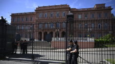 Detienen a hombre que pretendía entrar a sede del Ejecutivo argentino con machete