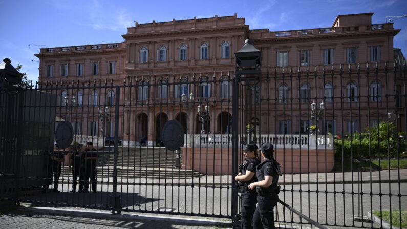 La policía monta guardia en el palacio presidencial Casa Rosada en Buenos Aires (Argentina) el 11 de diciembre de 2023. (Luis Robayo/AFP vía Getty Images)