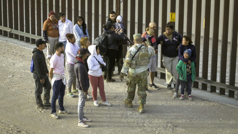 En una vista aérea, un soldado de la Guardia Nacional de Texas cuenta a los inmigrantes después de que cruzaron la frontera entre Estados Unidos y México para solicitar asilo el 13 de marzo de 2024 en El Paso, Texas. (John Moore/Getty Images)
