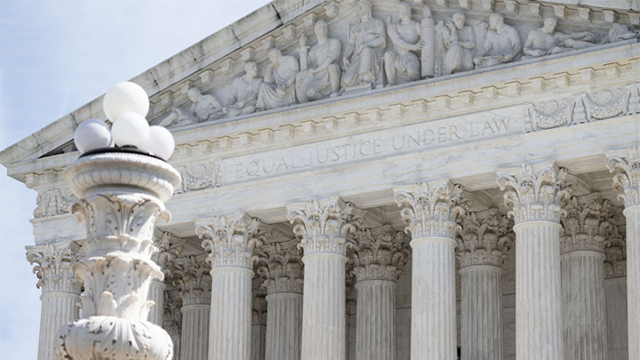 La Corte Suprema de EE.UU. es vista mientras el tribunal escucha los argumentos orales en el caso Murthy contra Missouri en Washington, DC, el 18 de marzo de 2024. (SAUL LOEB/AFP vía Getty Images)
