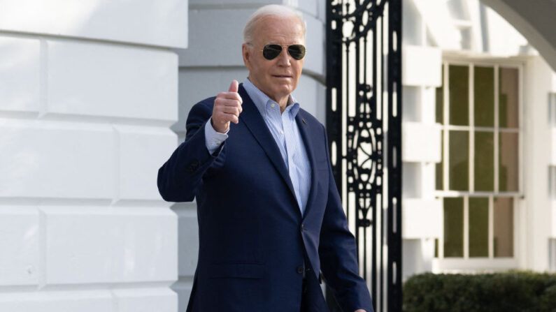 El presidente estadounidense Joe Biden camina hacia el Marine One antes de partir desde el jardín sur de la Casa Blanca en Washington, DC, el 19 de marzo de 2024, antes del lanzamiento de la estrategia "Latinos con Biden-Harris". (SAUL LOEB/AFP vía Getty Images)