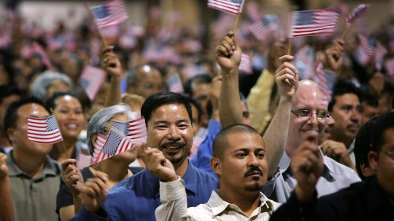 En Pomona, California, el 26 de julio de 2007, inmigrantes agitan banderas después de prestar juramento como ciudadanos estadounidenses en ceremonias de naturalización. (David McNew/Getty Images)