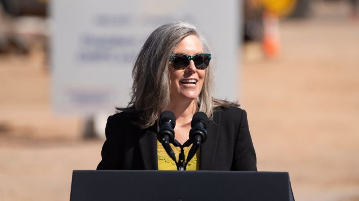 La gobernadora de Arizona, Katie Hobbs, habla antes del discurso del presidente Joe Biden en el Campus Intel de Ocotillo el 20 de marzo de 2024 en Chandler, Arizona. (Rebecca Noble/Getty Images)
