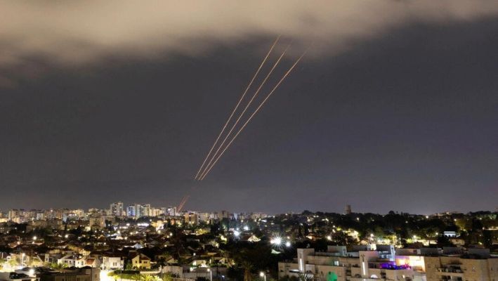 Un sistema antimisiles opera después de que Irán lanzara drones y misiles hacia Israel, visto desde Ashkelon, Israel, el 14 de abril de 2024. (Amir Cohen/Reuters)