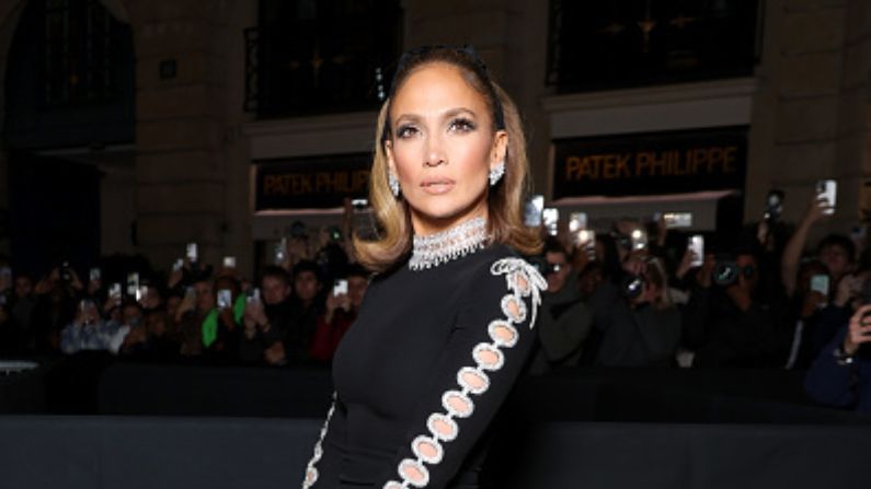 Jennifer Lopez asiste al desfile Valentino Haute Couture Primavera/Verano 2024 como parte de la Semana de la Moda de París el 24 de enero de 2024 en París. Francia. (Pascal Le Segretain/Getty Images)