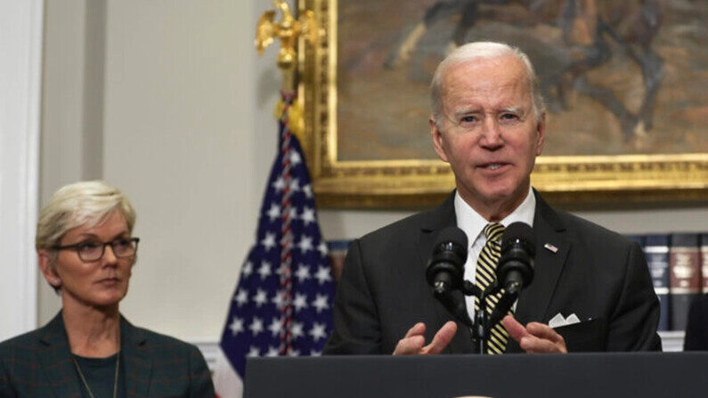 El presidente Joe Biden, acompañado por la secretaria de Energía, Jennifer Granholm, pronuncia comentarios sobre energía durante un evento en la Sala Roosevelt de la Casa Blanca, el 19 de octubre de 2022. (Alex Wong/Getty Images)
