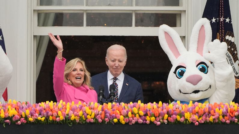 El presidente Joe Biden y la primera dama Jill Biden, saludan desde el balcón de la Sala Azul hacia el rollo de huevos de Pascua de la Casa Blanca en el jardín sur de la Casa Blanca en Washington, el lunes 1 de abril de 2024. (AP/Mark Schiefelbein)
