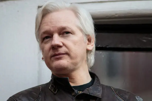 Julian Assange habla con la prensa en Londres el 19 de mayo de 2017. (Jack Taylor/Getty Images)
