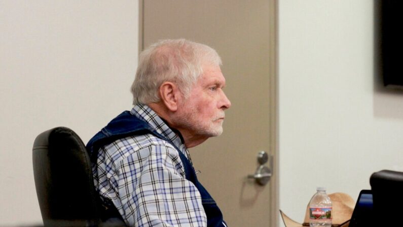George Alan Kelly escucha a la fiscalía durante los argumentos iniciales de su juicio en el Tribunal Superior del Condado de Santa Cruz en Nogales, Arizona, el 22 de marzo de 2024. (Angela Gervasi/Nogales International vía AP, Pool)
