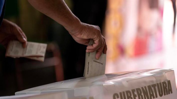 Una persona vota para las elecciones estatales de Coahuila en un colegio electoral en Saltillo, estado de Coahuila, México. (EFE/ Miguel Sierra)
